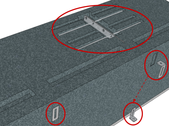 Image de Kit de 9 équerres (50x40x30x3 mm, tous les 60 cm) et 10 ligatures (30 cm, Ø 2,5 mm, 2 par renfort - tous les 120 cm) posées dans le coffre renforcé avant expédition. Pour un coffre de 6 mètres.